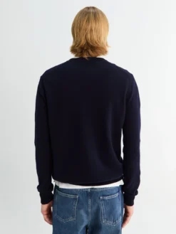 Rundhalset Cardigan med Rødt Emblem i Navy