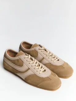 Ruskindssneakers med læderdetaljer i Beige