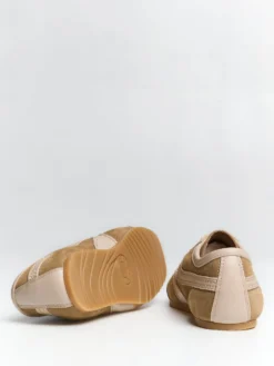 Ruskindssneakers med læderdetaljer i Beige