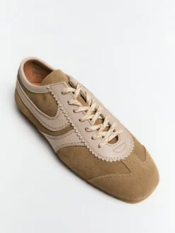 Ruskindssneakers med læderdetaljer i Beige