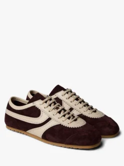 Ruskindssneakers med læderdetaljer i Mørkelilla