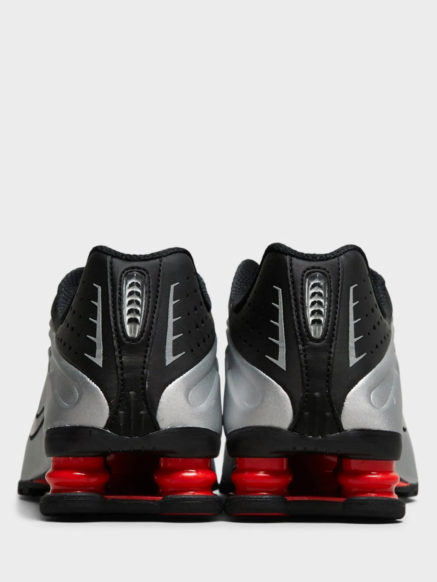 Shox R4 Sneakers i Black, Light Crimson og Metallic Silver