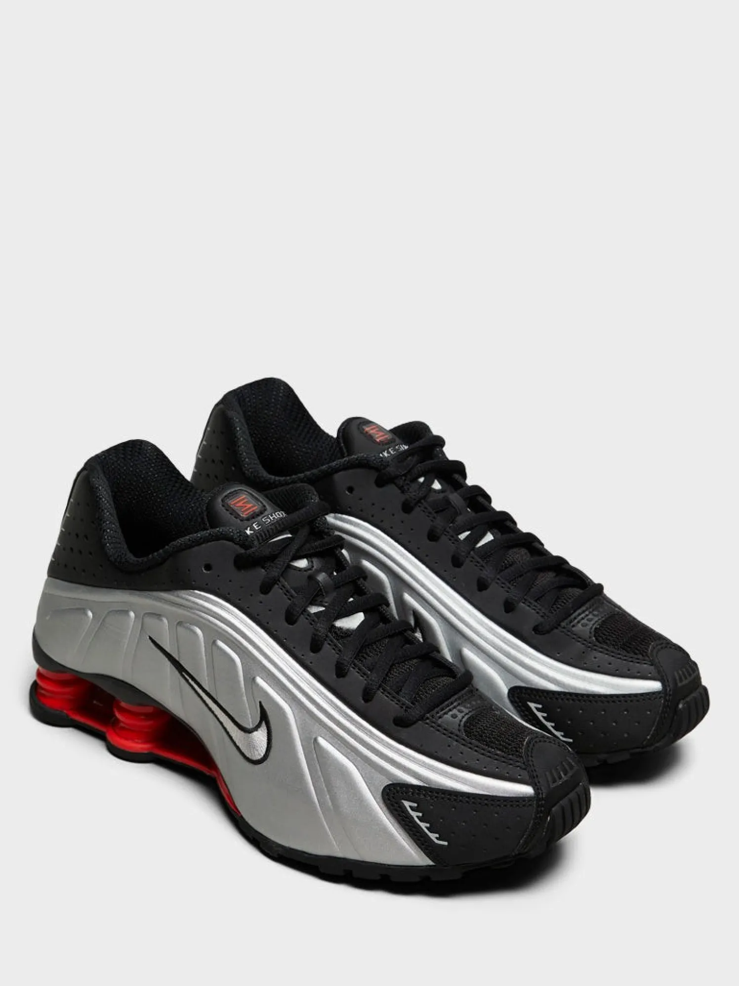 Shox R4 Sneakers i Black, Light Crimson og Metallic Silver