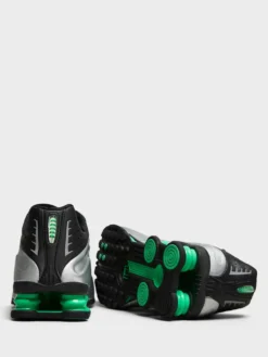 Shox R4 Sneakers in Metallic Silver, Metallic Silver og Black