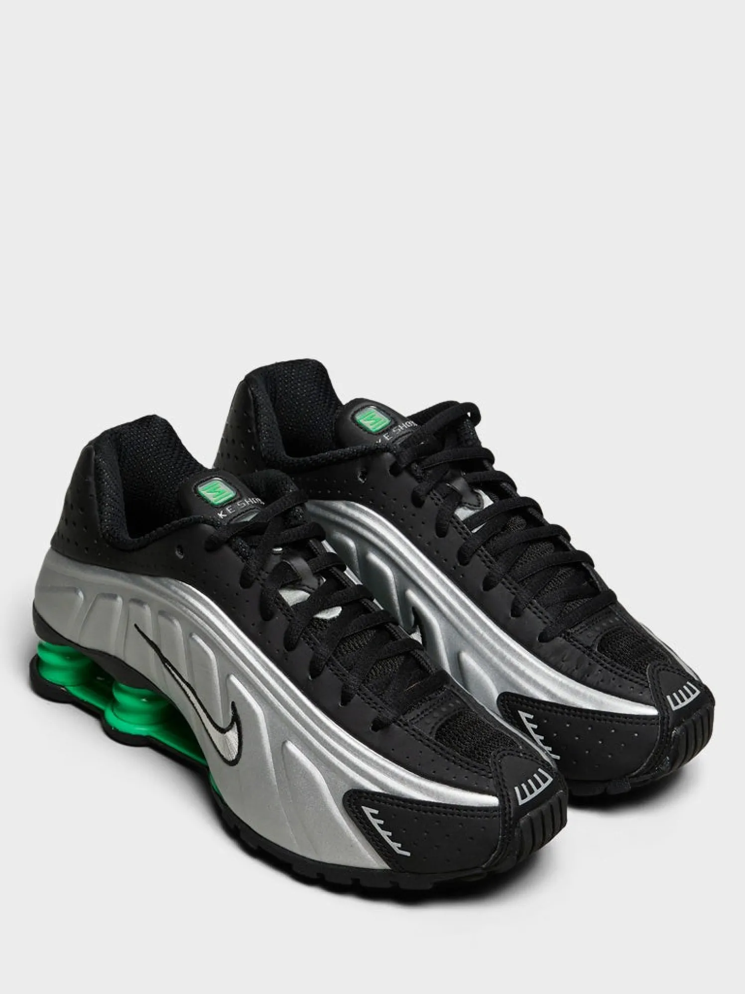 Shox R4 Sneakers in Metallic Silver, Metallic Silver og Black
