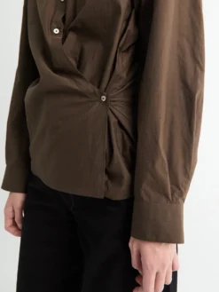 Straight Collar Twisted skjorte i Truffle