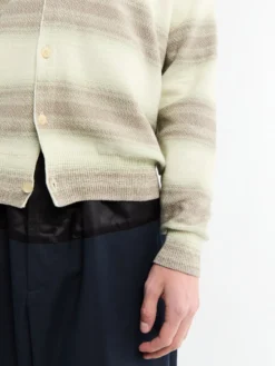 Strikket cardigan i bomuldssilke med gradient stribemønster i limegrå stribet