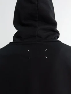 Sweatshirt med sort og hvid broderi
