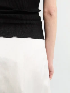 T-Shirt Cotton Lisle Rib With Leavers i Sort
