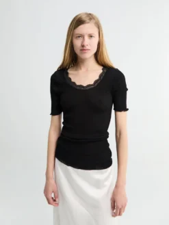 T-Shirt Cotton Lisle Rib With Leavers i Sort