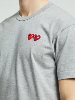T-Shirt With Double Burgundy Emblem i Grå
