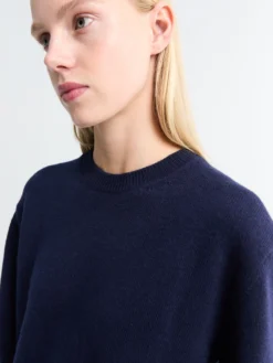 Unisex Cashmere Crewneck Sweater i Deep Navy