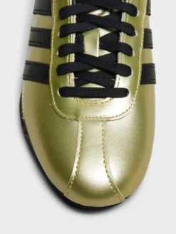 W' Tokyo Sneakers in Gold Metallic og Core Black